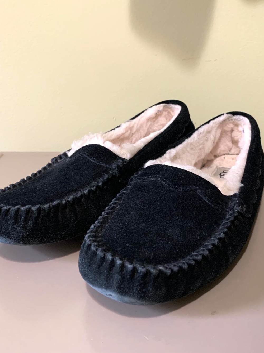 UGG SCALLOPED MOC Black Slipper Moccasin